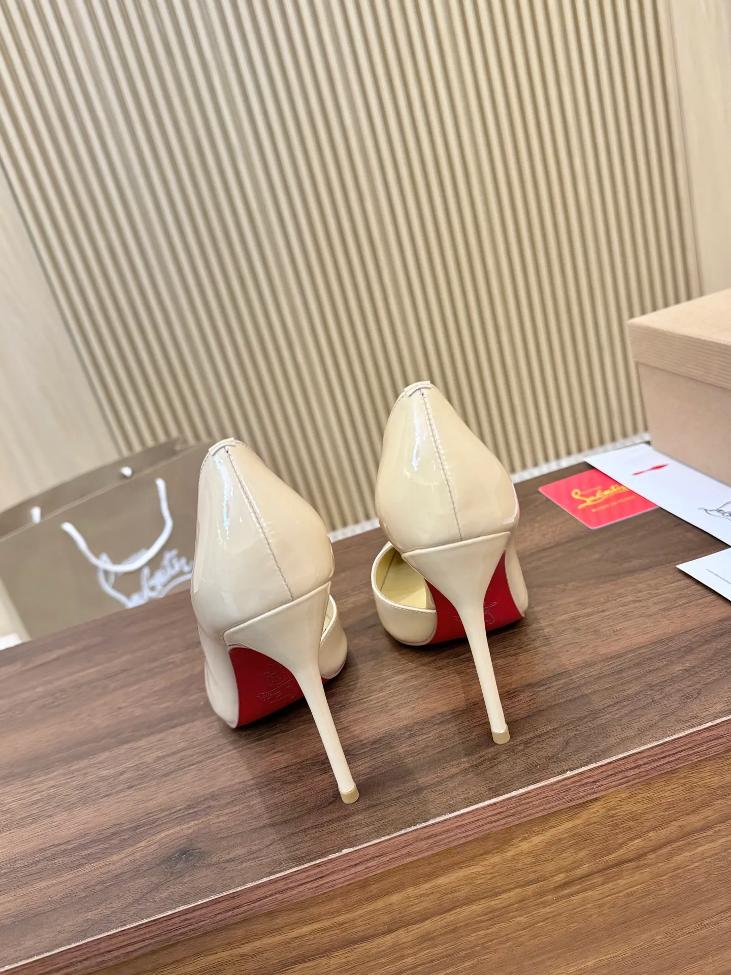 💕💕Factory direct selling price p440💕💕 Genuine leather sole +40 shipped all year round💝Christian Louboutin CL👠 "Imported cow patent leather💎Side hollow series" noble and luxurious, real blingbling👟👟 real materials, all customized by the pattern maker, and the materials are made of original customized materials to achieve the taste of the original 5 color options💍 Upper: Imported 👉cow patent leather💪 Lining: Sheepskin foot pad/lining Size: 34-40.41.42 Heel height: two options: 10.5cm and 8.5cm